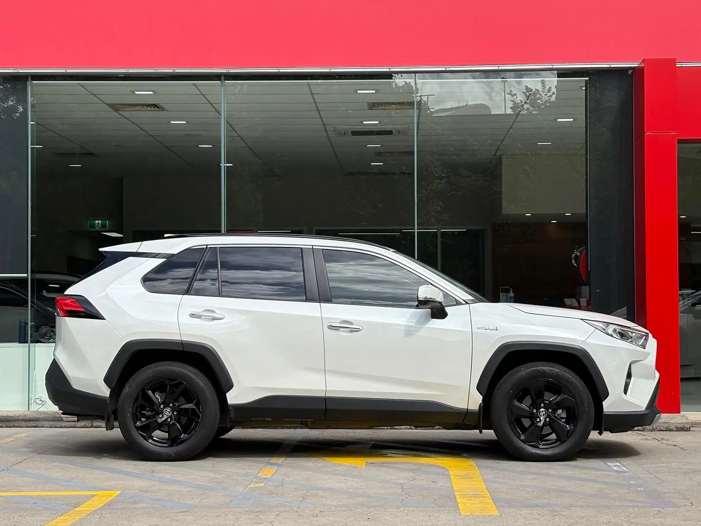2019 Toyota RAV4 Gallery Image 3