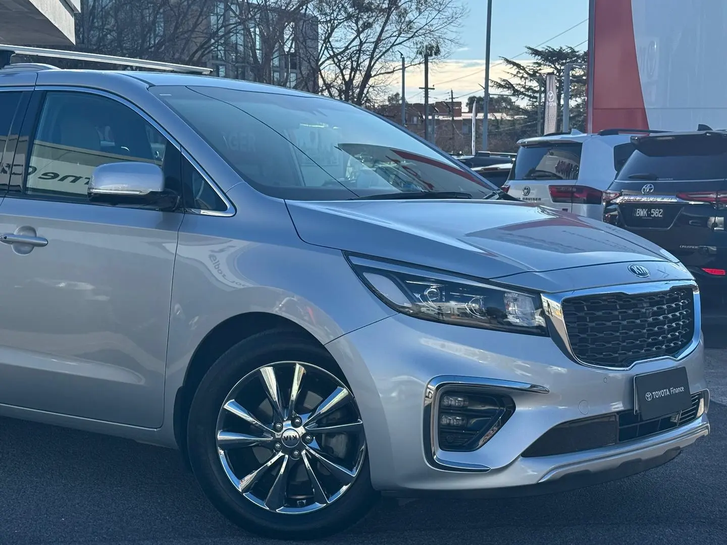 2018 Kia Carnival Gallery Image 2