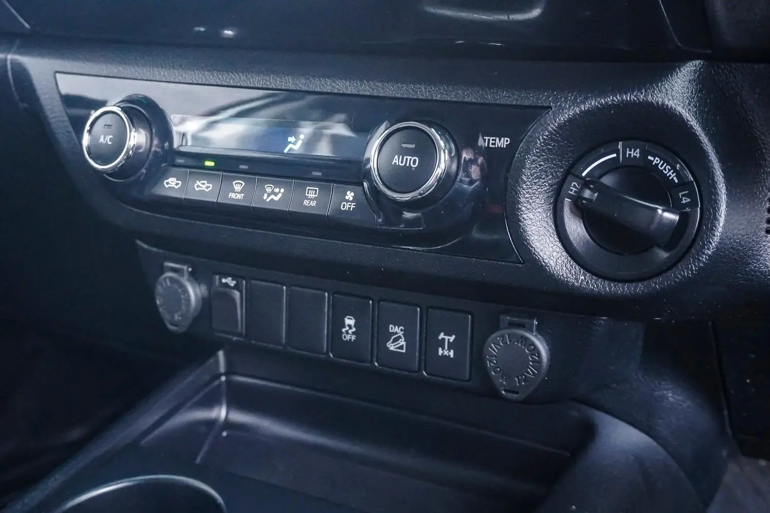 2018 Toyota Hilux Gallery Image 12