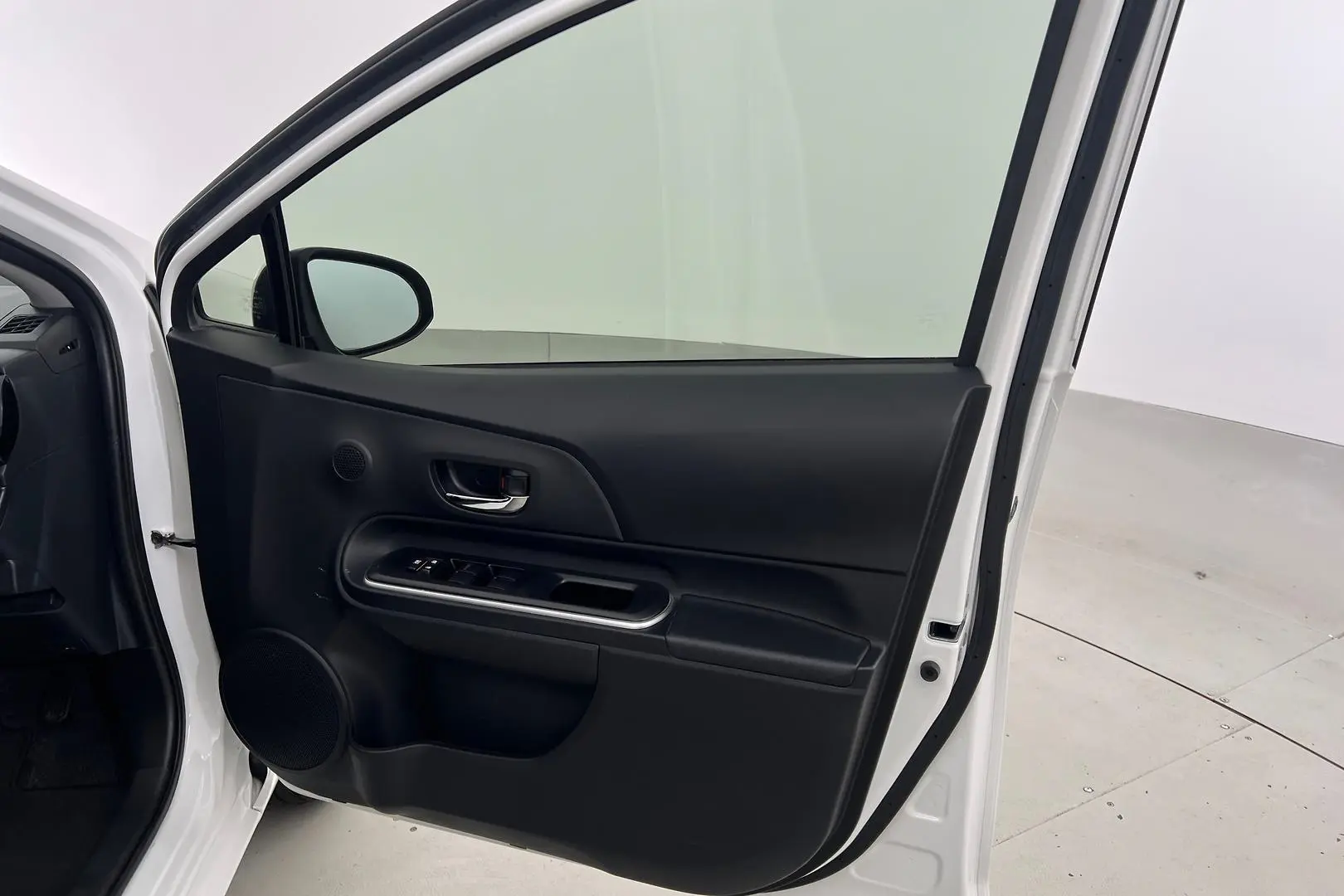 2018 Toyota Prius C Gallery Image 15