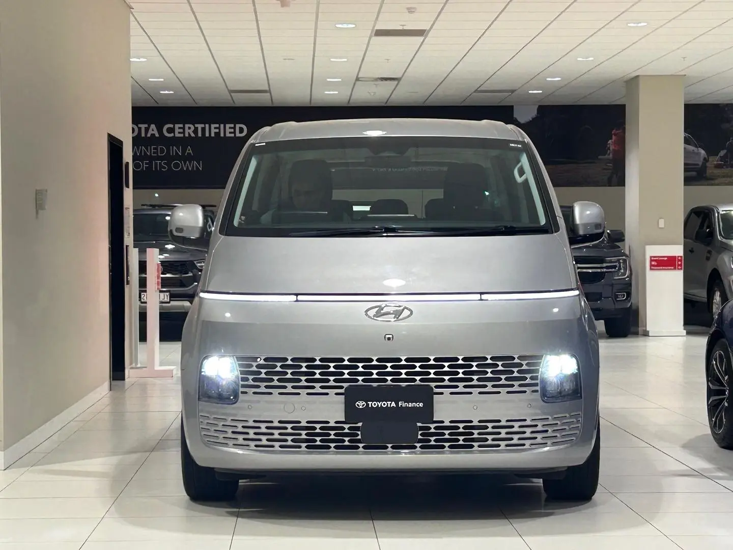 2022 Hyundai STARIA Gallery Image 4