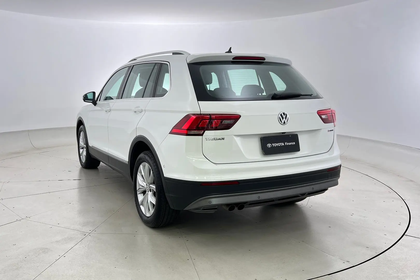 2019 Volkswagen Tiguan Gallery Image 2