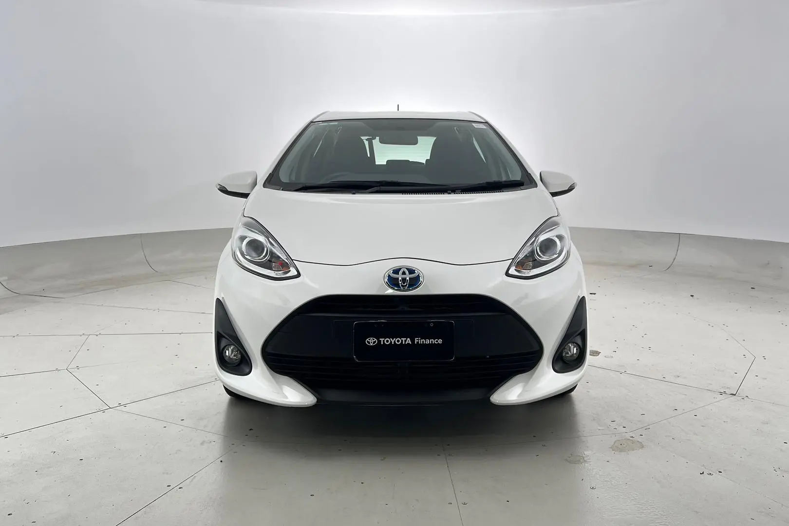 2018 Toyota Prius C Gallery Image 6