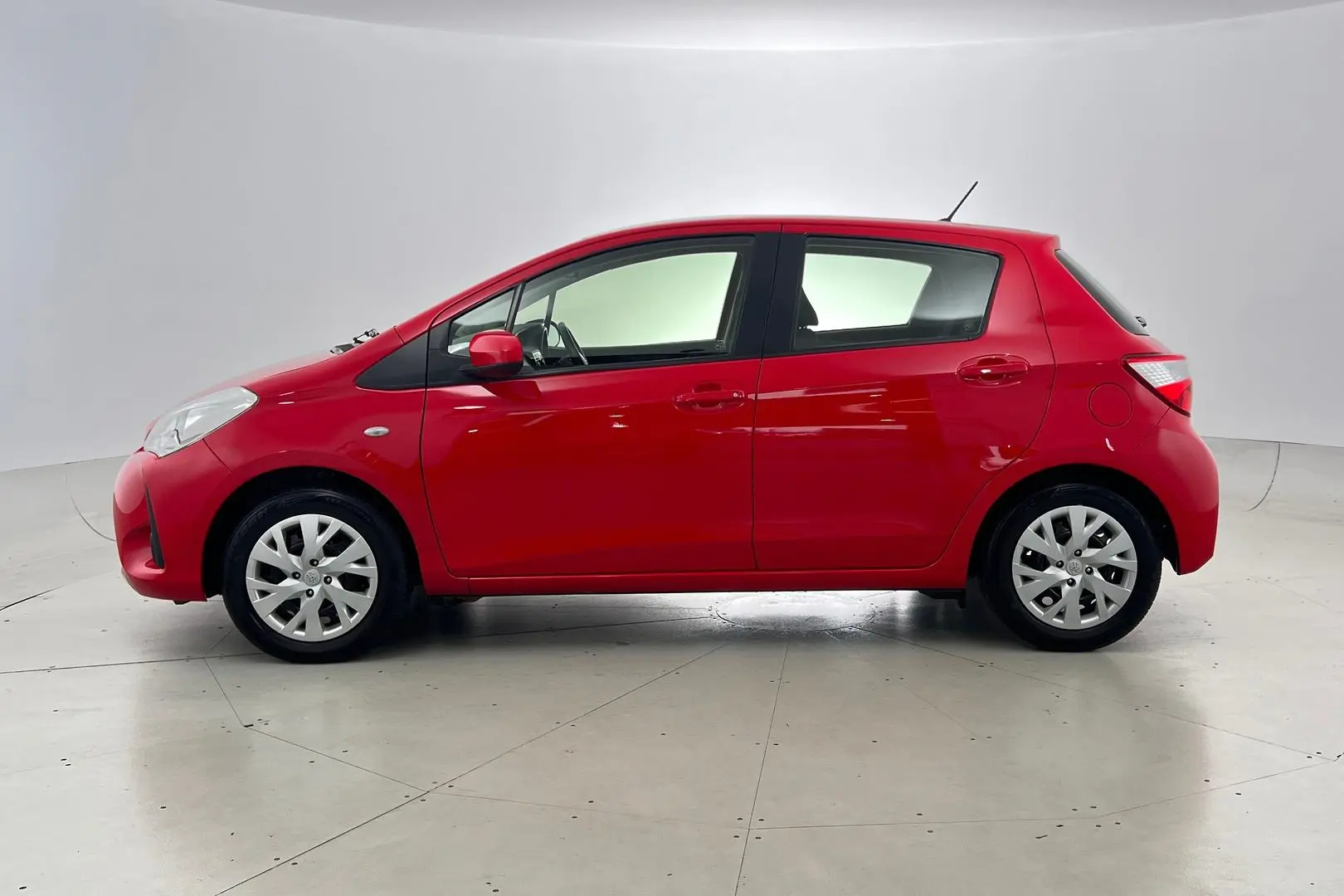 2019 Toyota Yaris Gallery Image 8