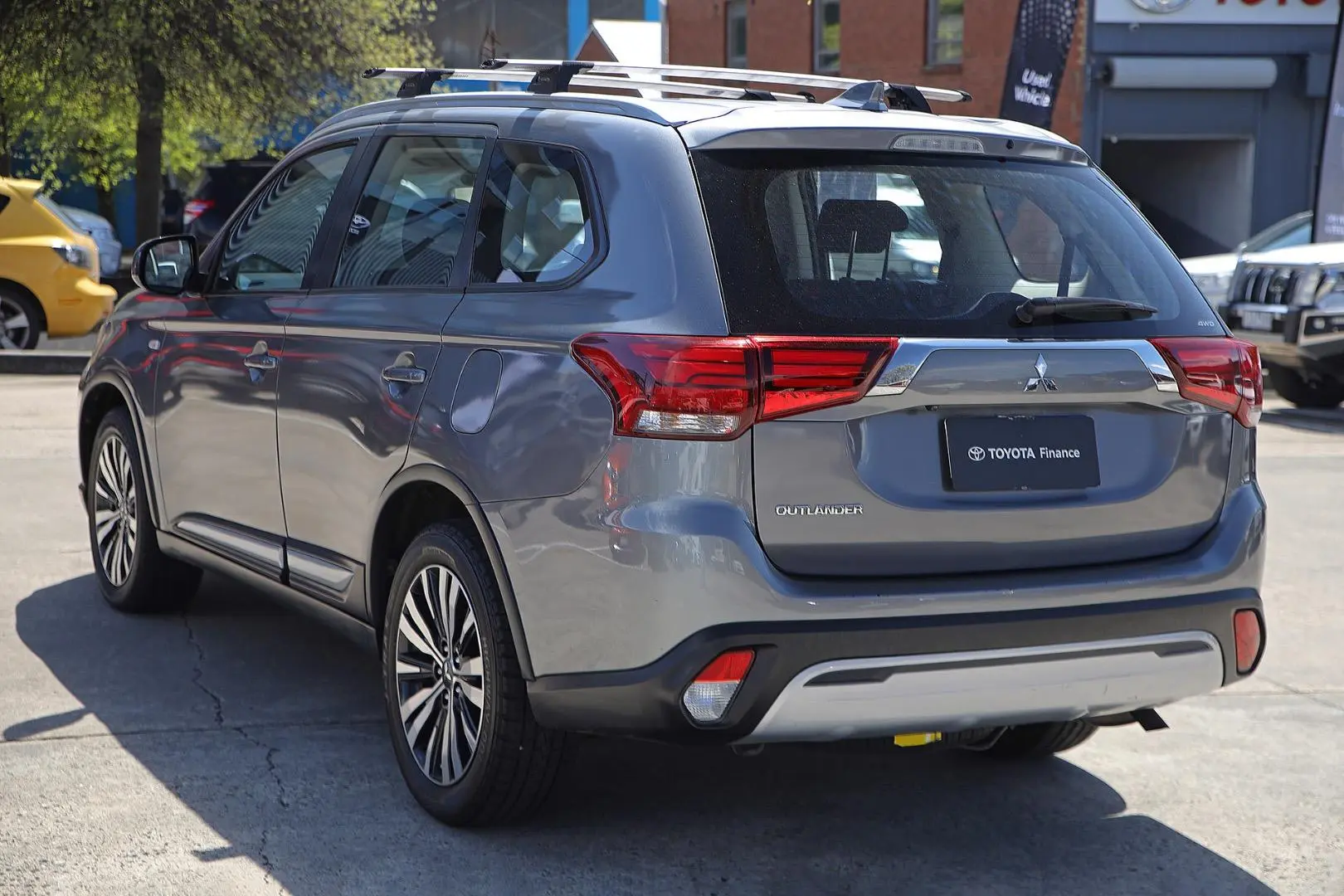 2018 Mitsubishi Outlander Image 2