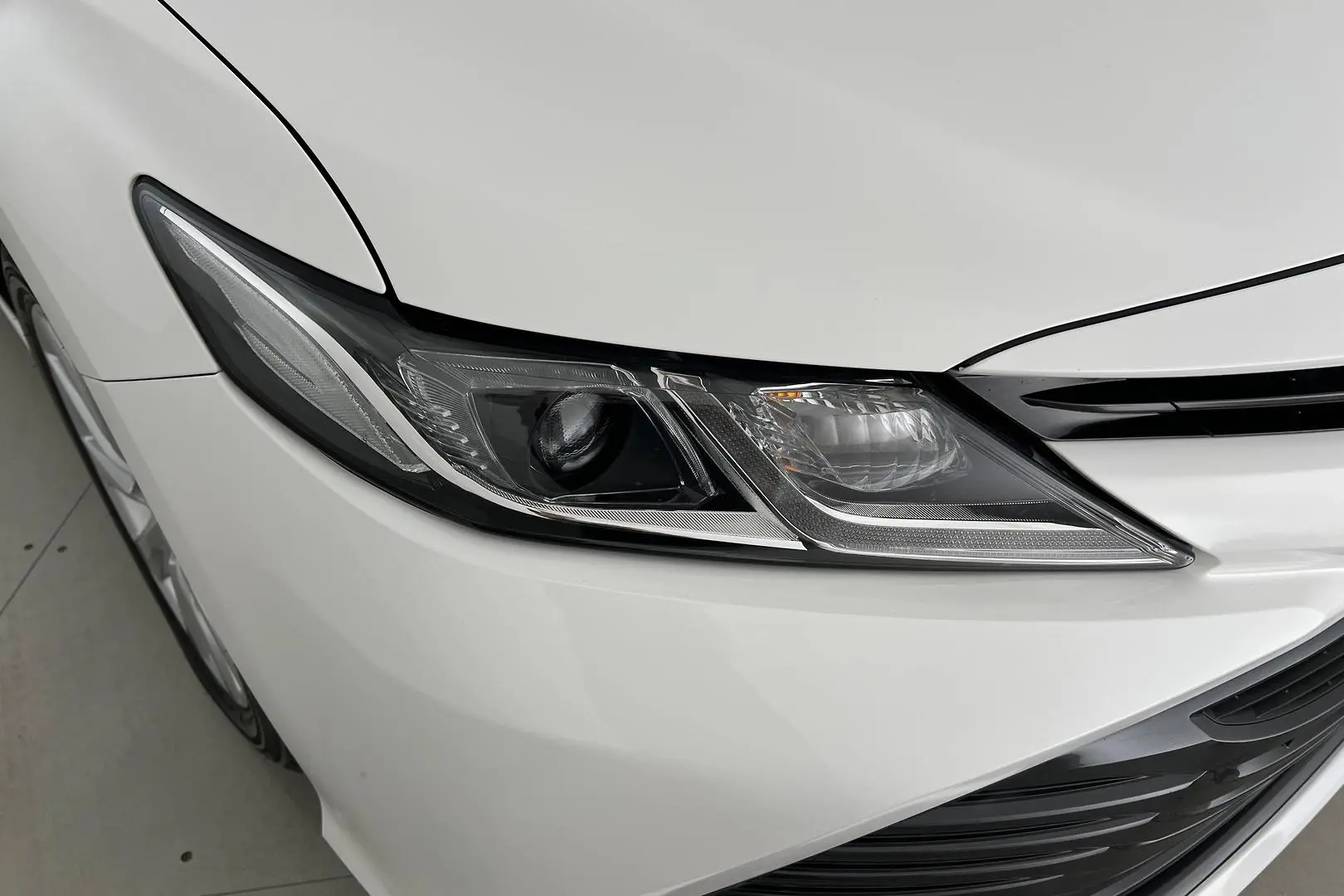 2019 Toyota Camry Image 2