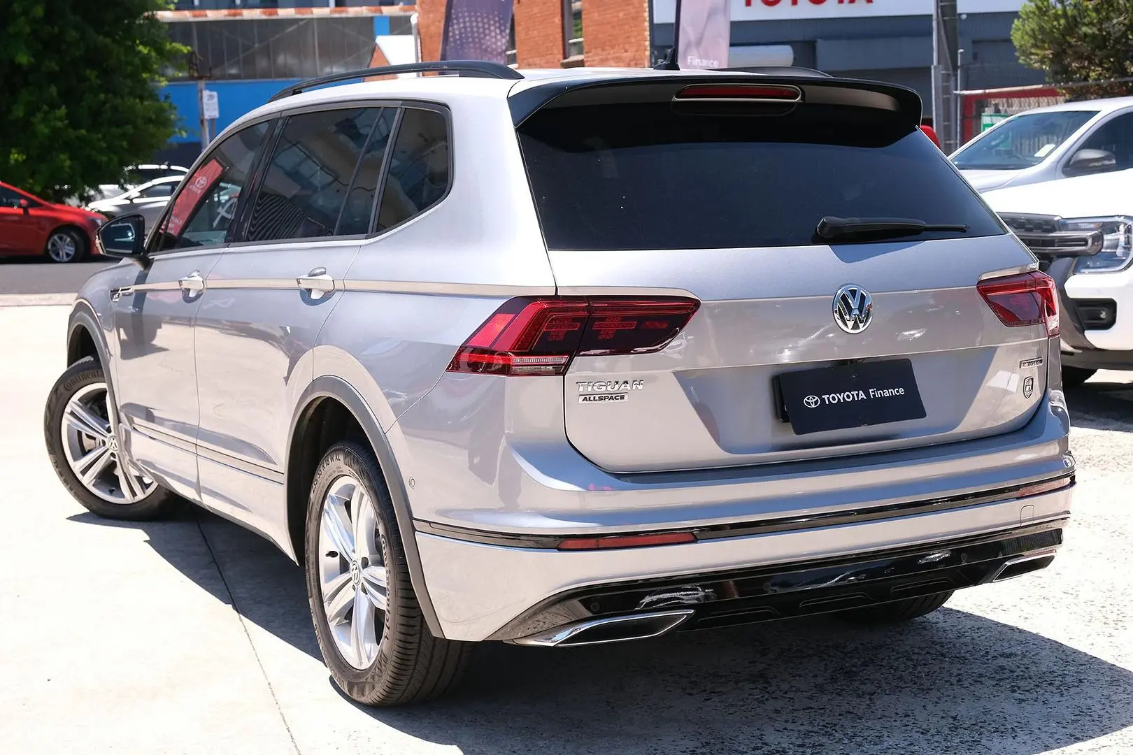 2021 Volkswagen Tiguan Gallery Image 2