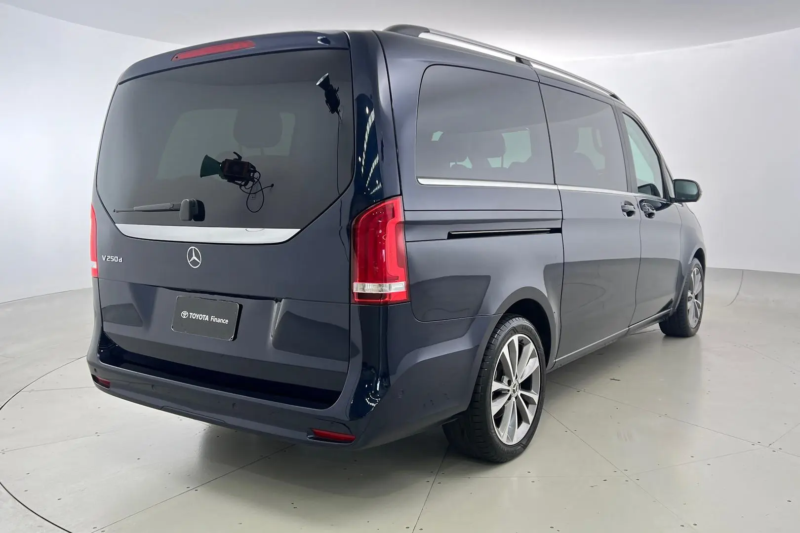 2021 Mercedes-Benz V-Class Gallery Image 4