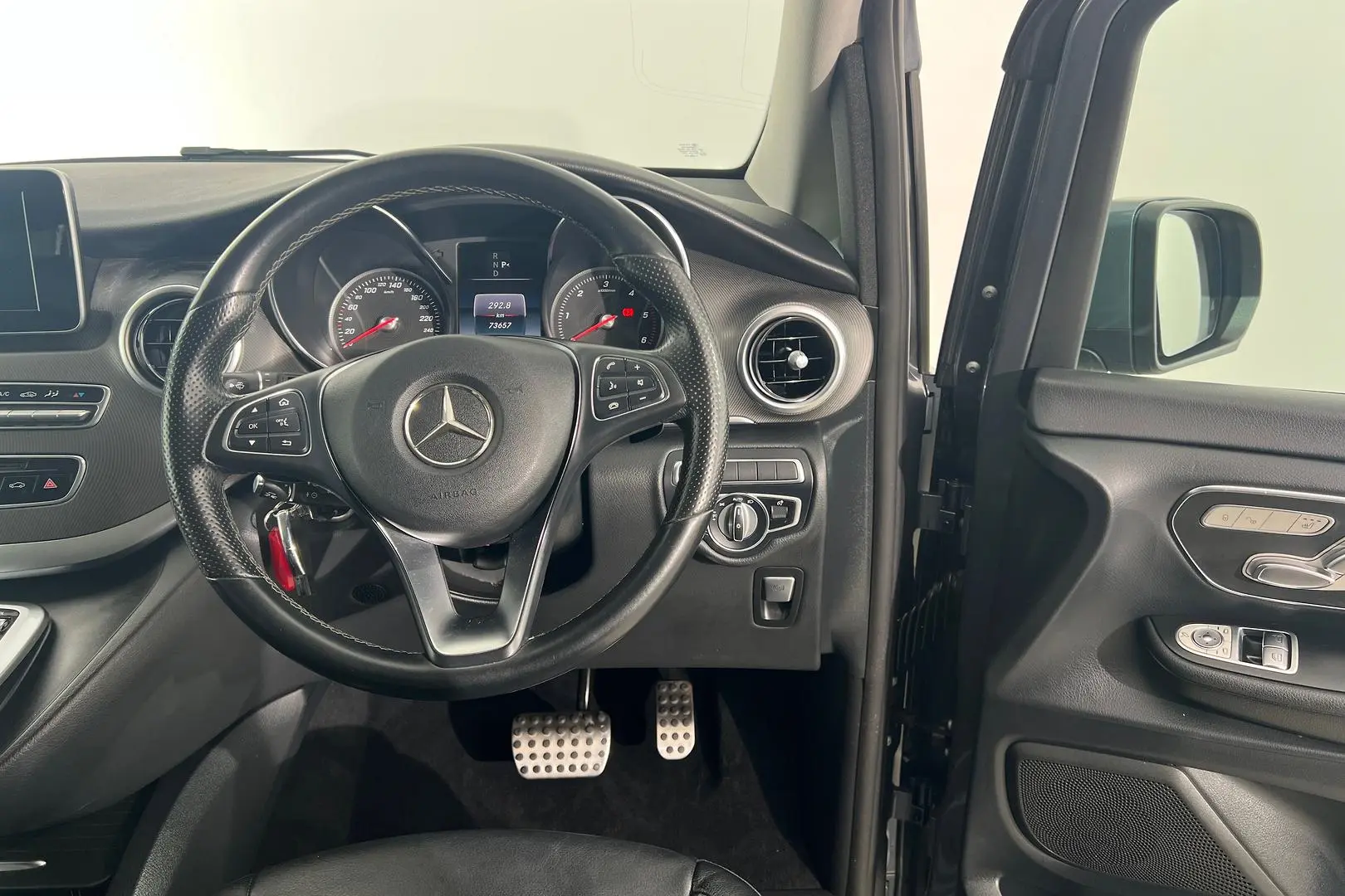 2018 Mercedes-Benz V-Class Gallery Image 18