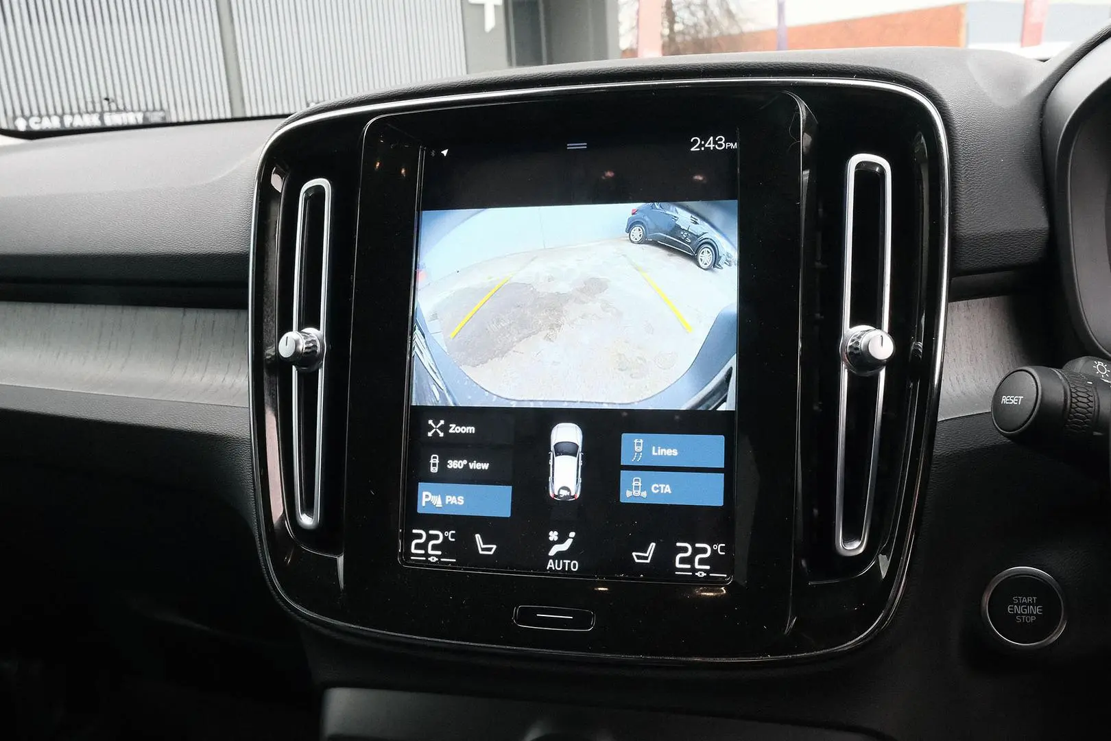 2021 Volvo XC40 Gallery Image 9