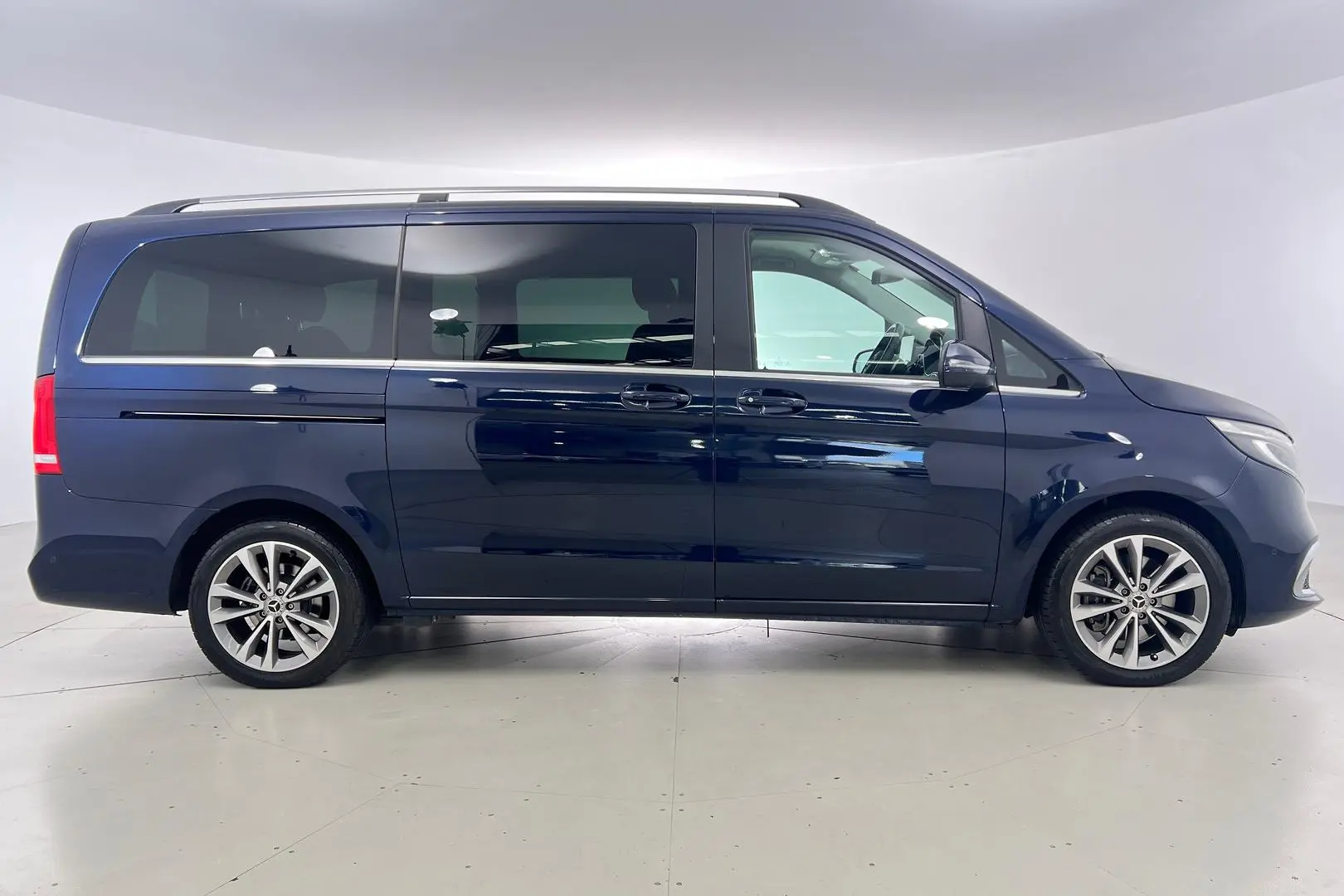 2021 Mercedes-Benz V-Class Gallery Image 3