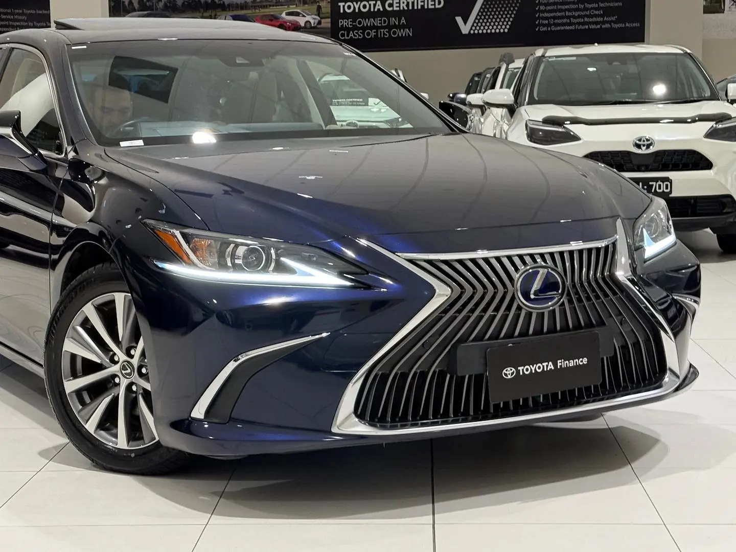 2020 Lexus ES Gallery Image 3