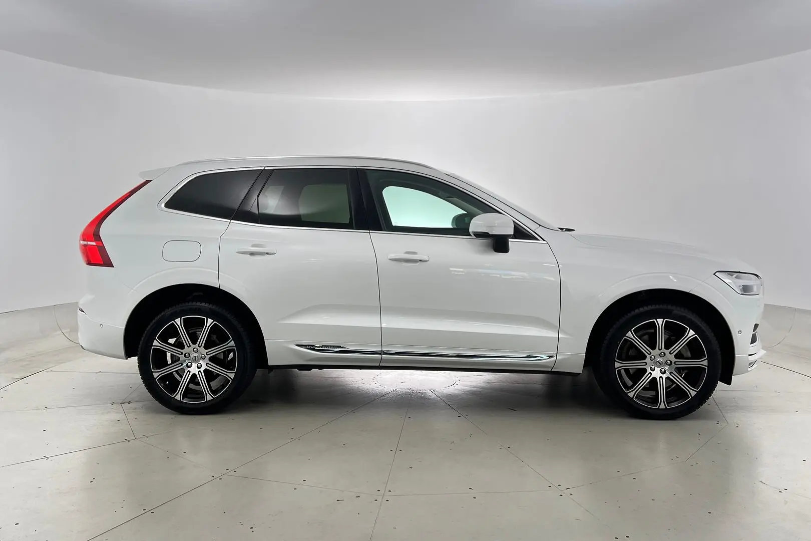 2019 Volvo XC60 Gallery Image 5