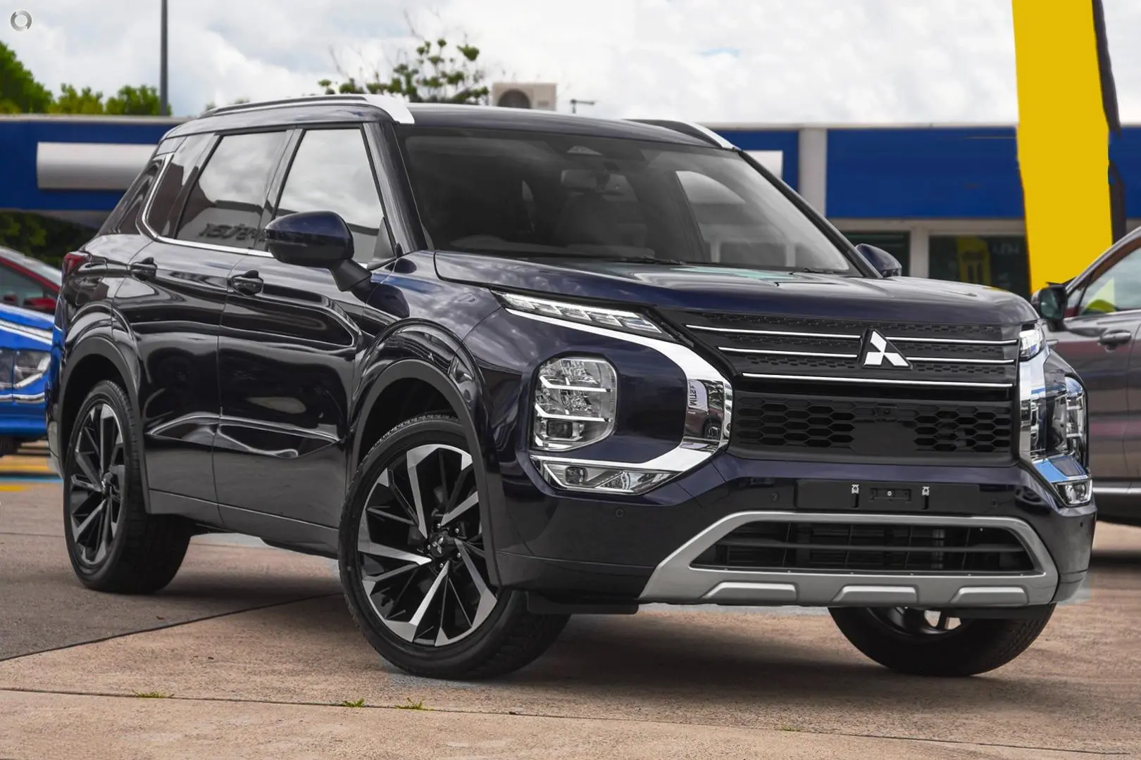 2022 Mitsubishi Outlander Gallery Image 1