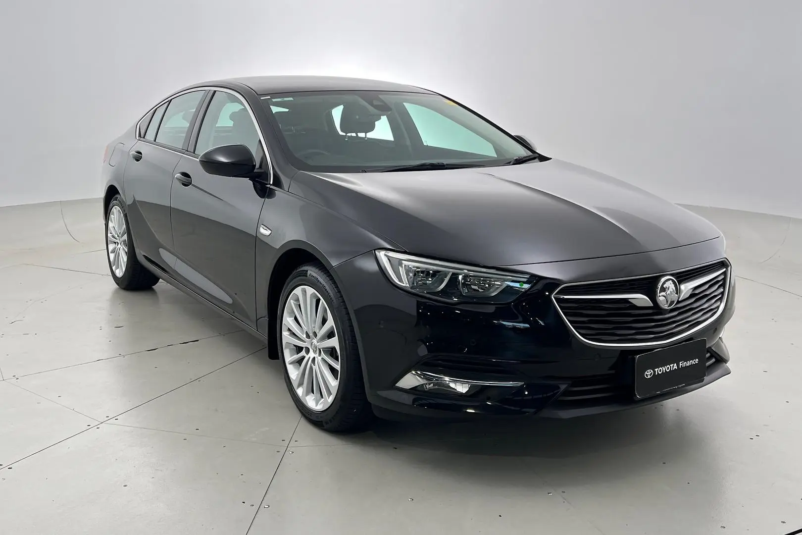 2019 Holden Calais Gallery Image 1