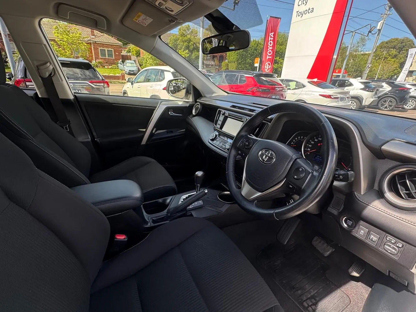 2015 Toyota RAV4 Gallery Image 13