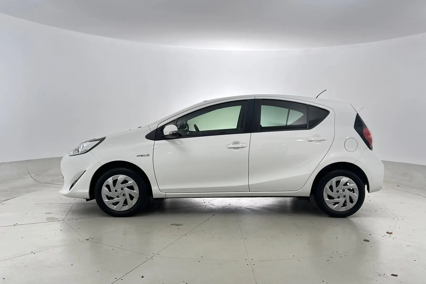 2018 Toyota Prius C Gallery Image 7