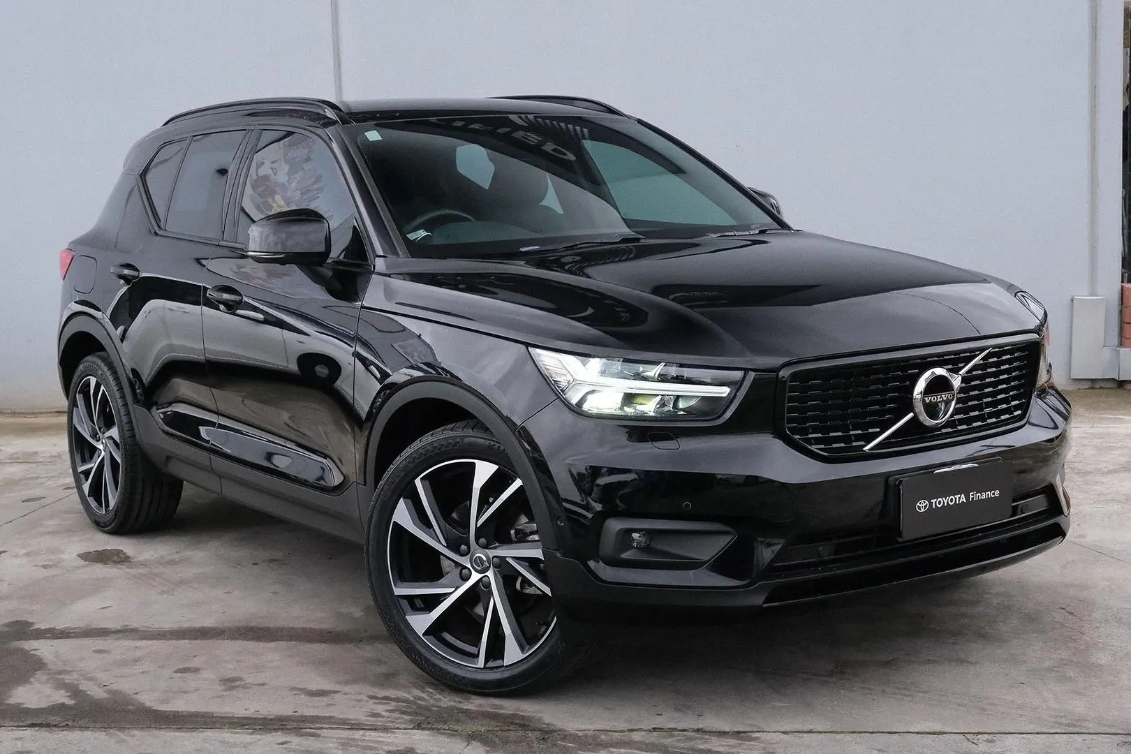 2020 Volvo XC40 Gallery Image 1