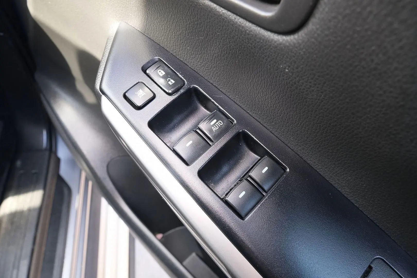 2017 Mitsubishi Pajero Sport Gallery Image 12