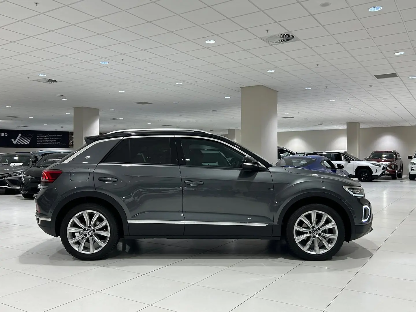 2024 Volkswagen T-Roc Gallery Image 2