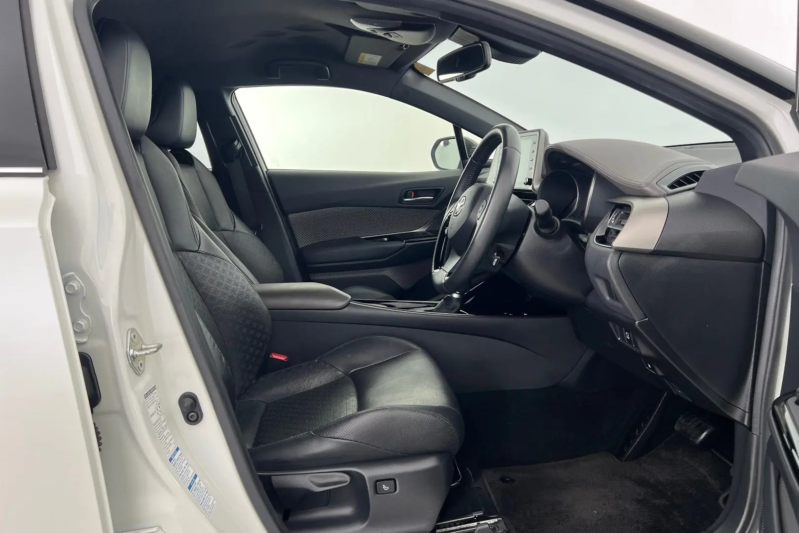 2020 Toyota C-HR Gallery Image 11