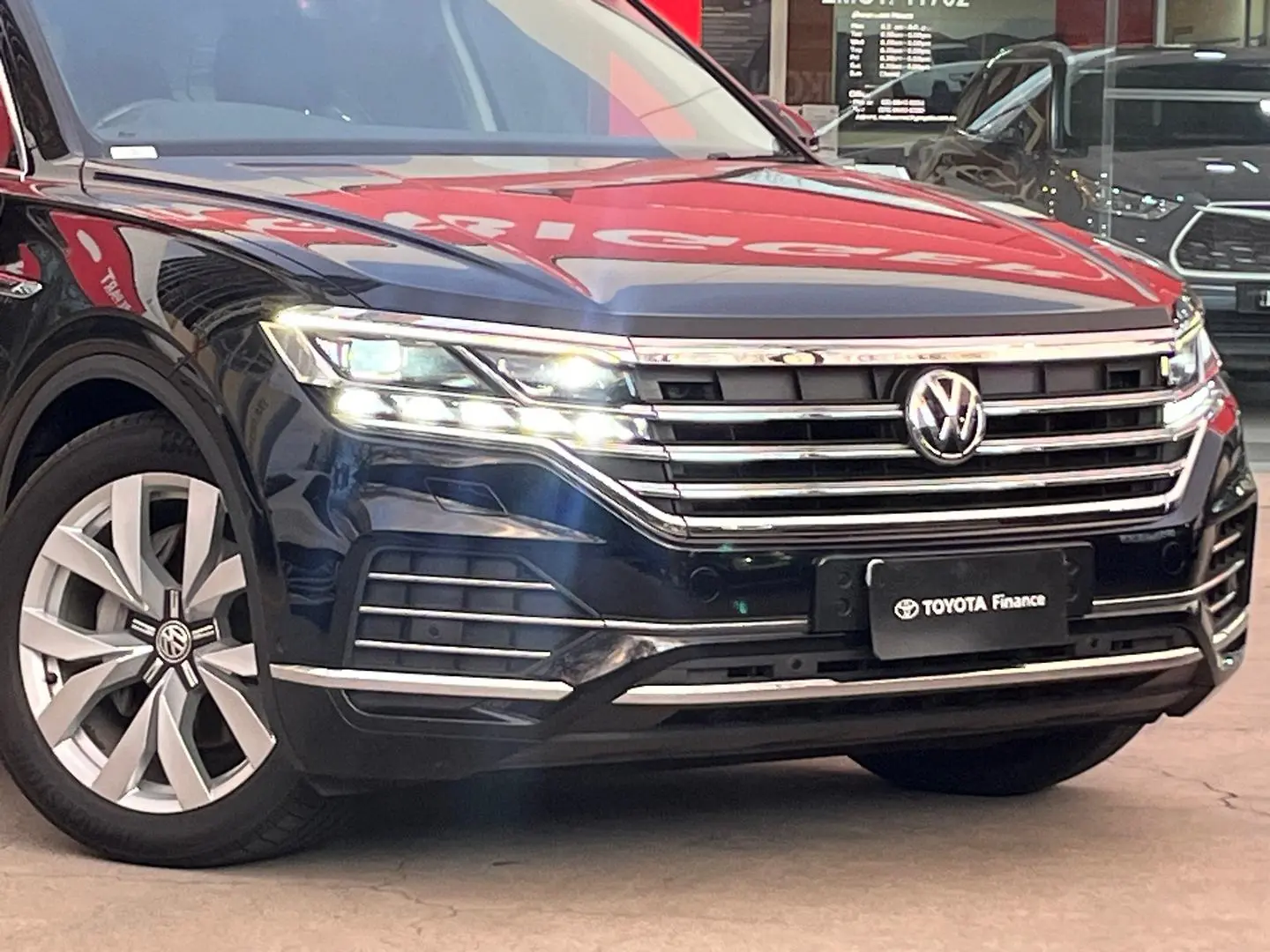 2020 Volkswagen Touareg Gallery Image 2