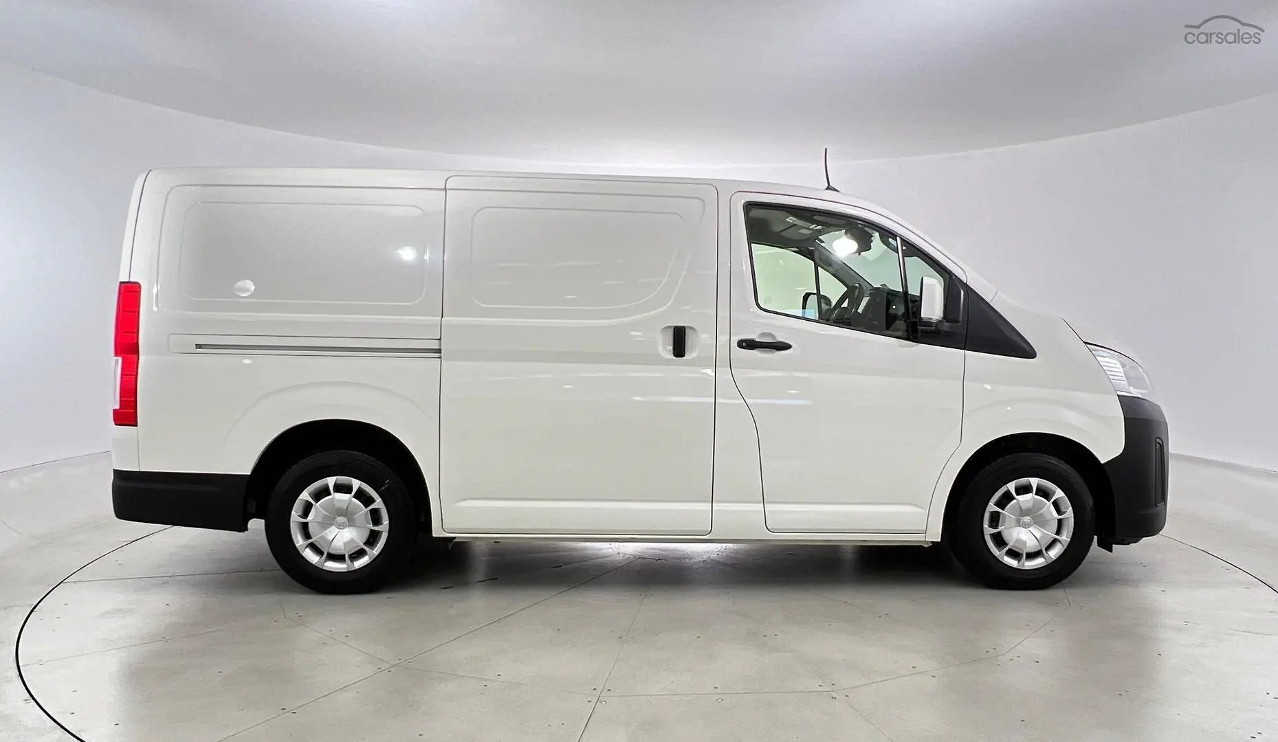 2020 Toyota Hiace Image 3