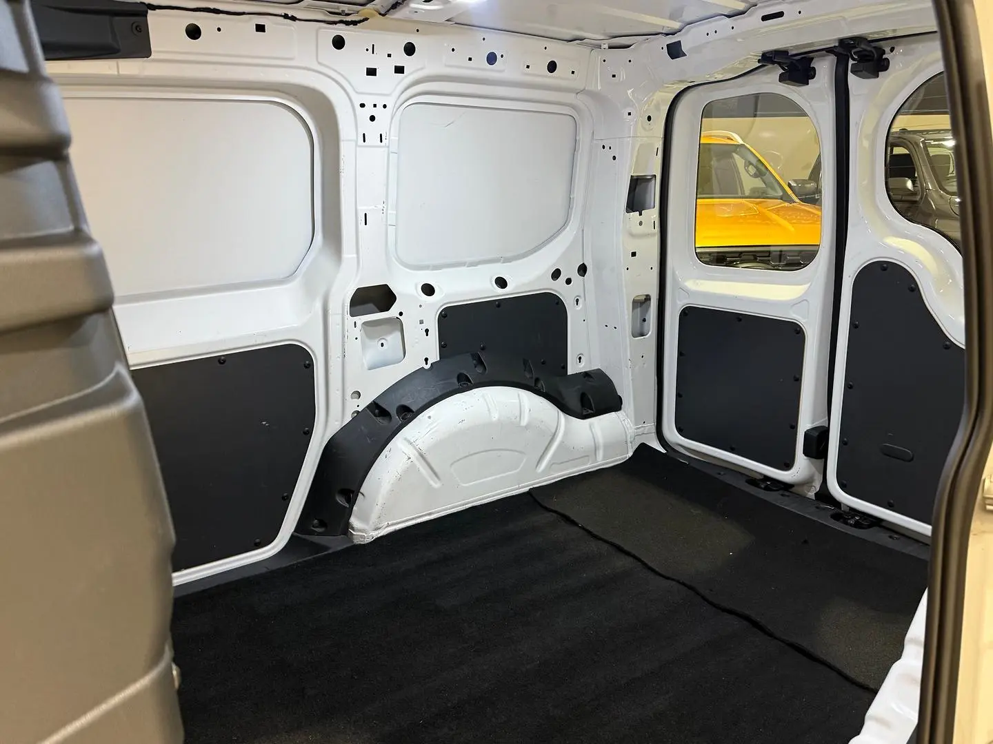 2021 Volkswagen Caddy Gallery Image 11