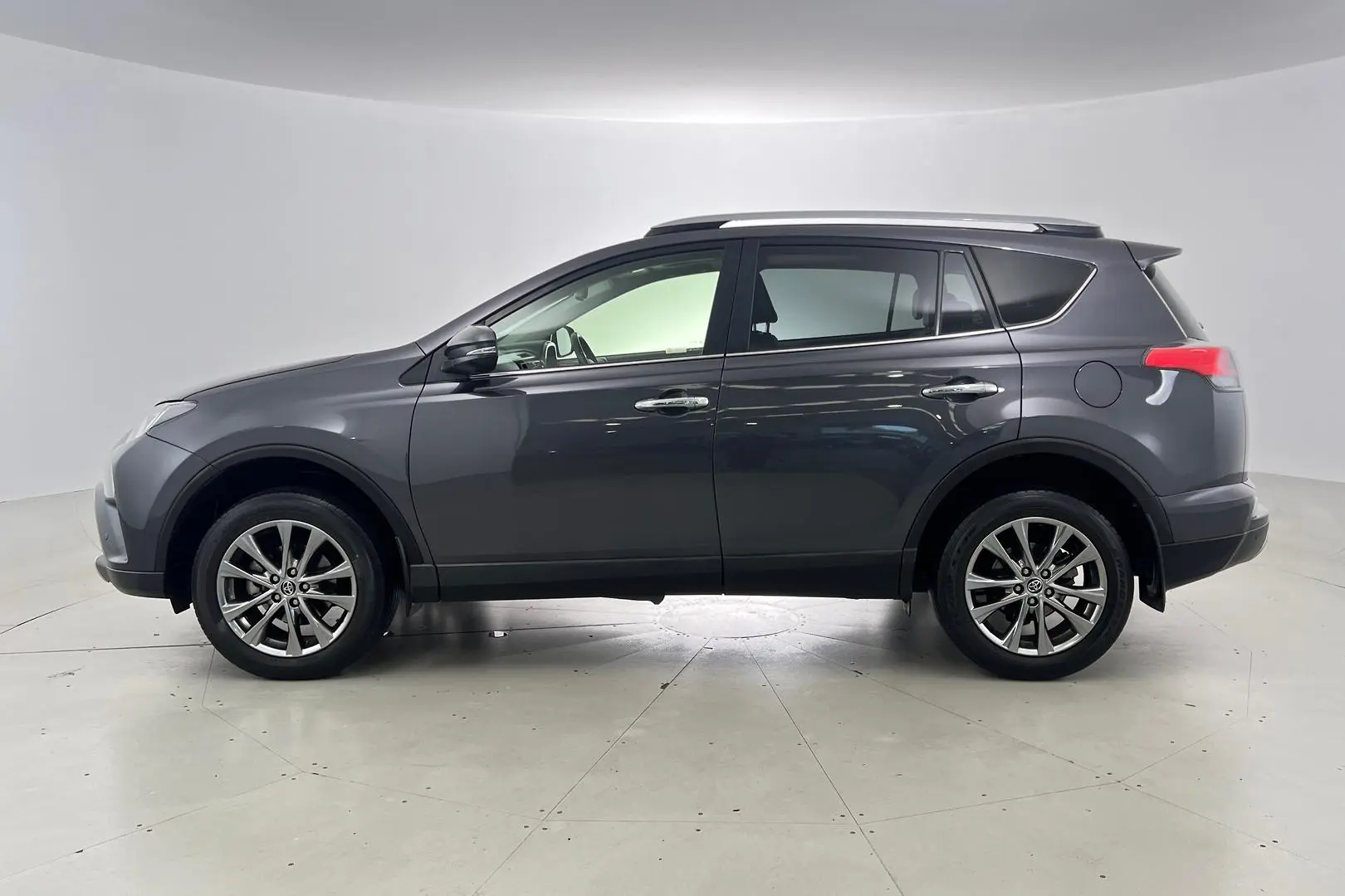 2018 Toyota RAV4 Gallery Image 8