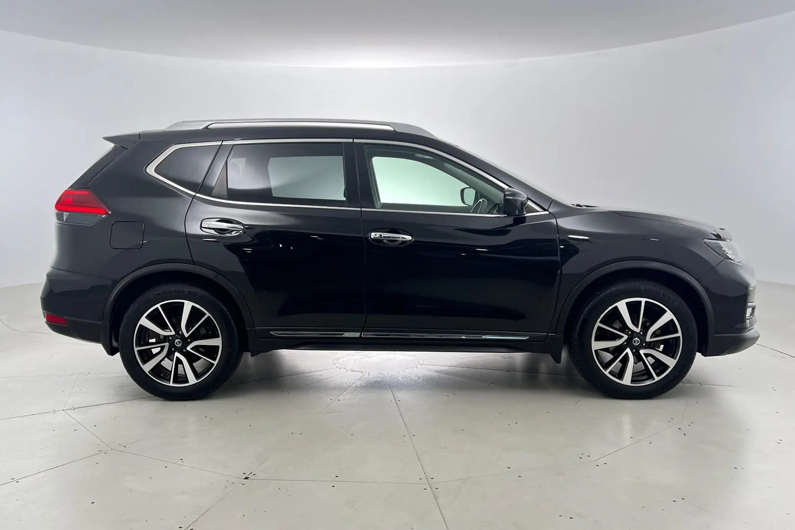 2018 Nissan X-TRAIL Gallery Image 3