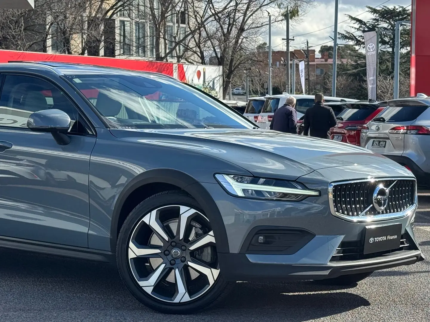 2021 Volvo V60 Cross Country Gallery Image 2