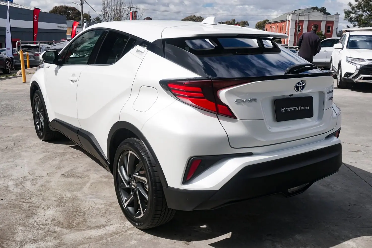 2022 Toyota C-HR Gallery Image 2