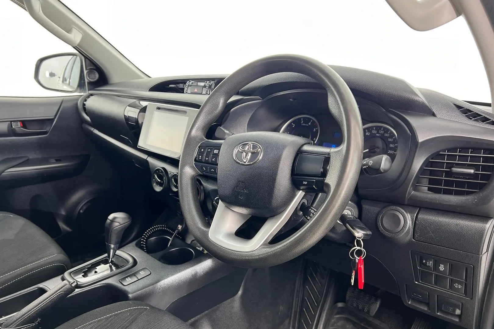 2018 Toyota Hilux Image 3