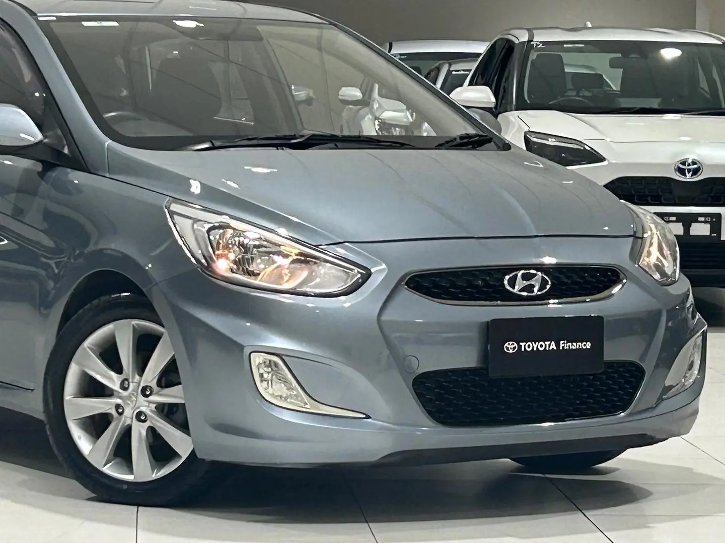 2017 Hyundai Accent Gallery Image 3