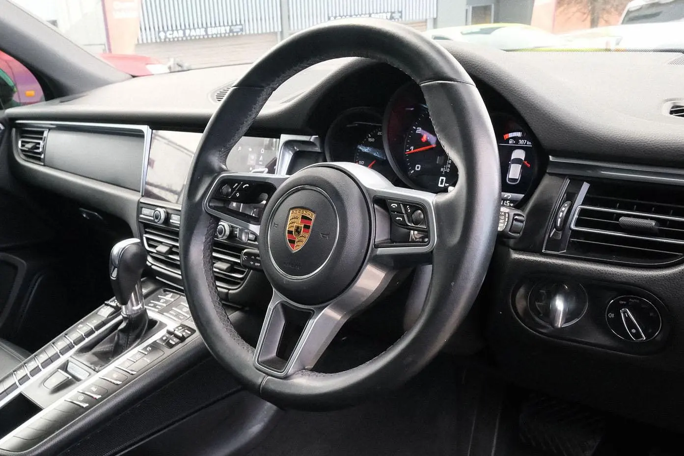 2020 Porsche Macan Gallery Image 20