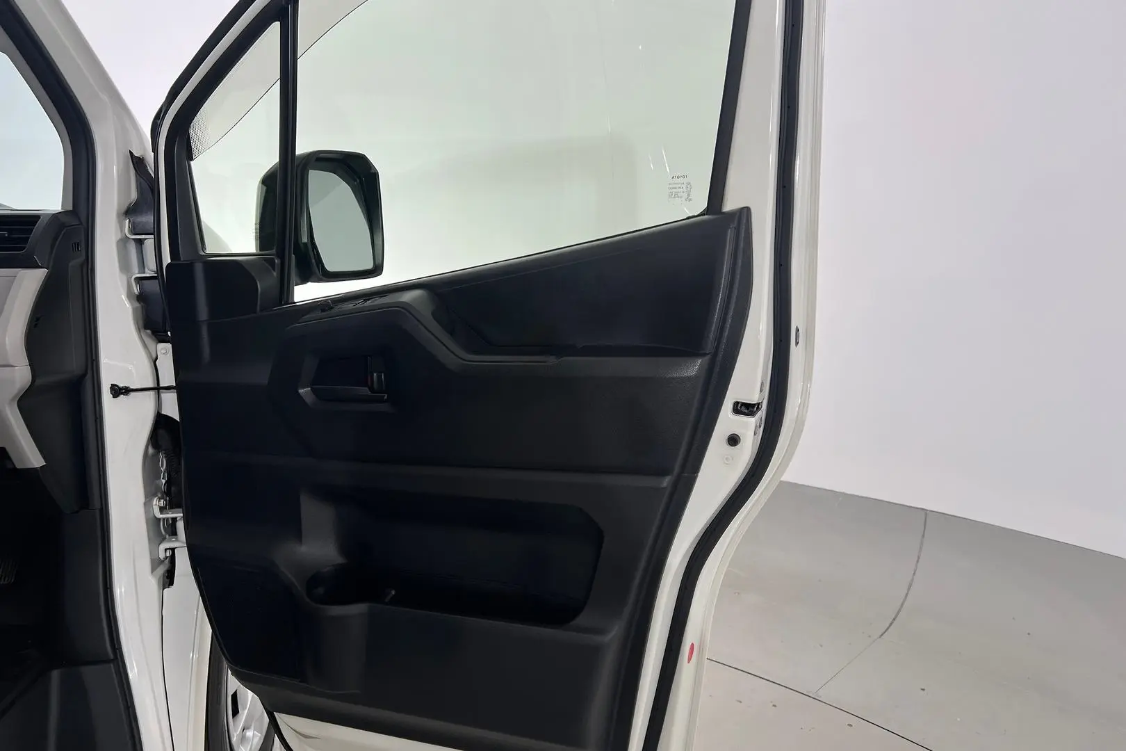 2019 Toyota Hiace Gallery Image 14