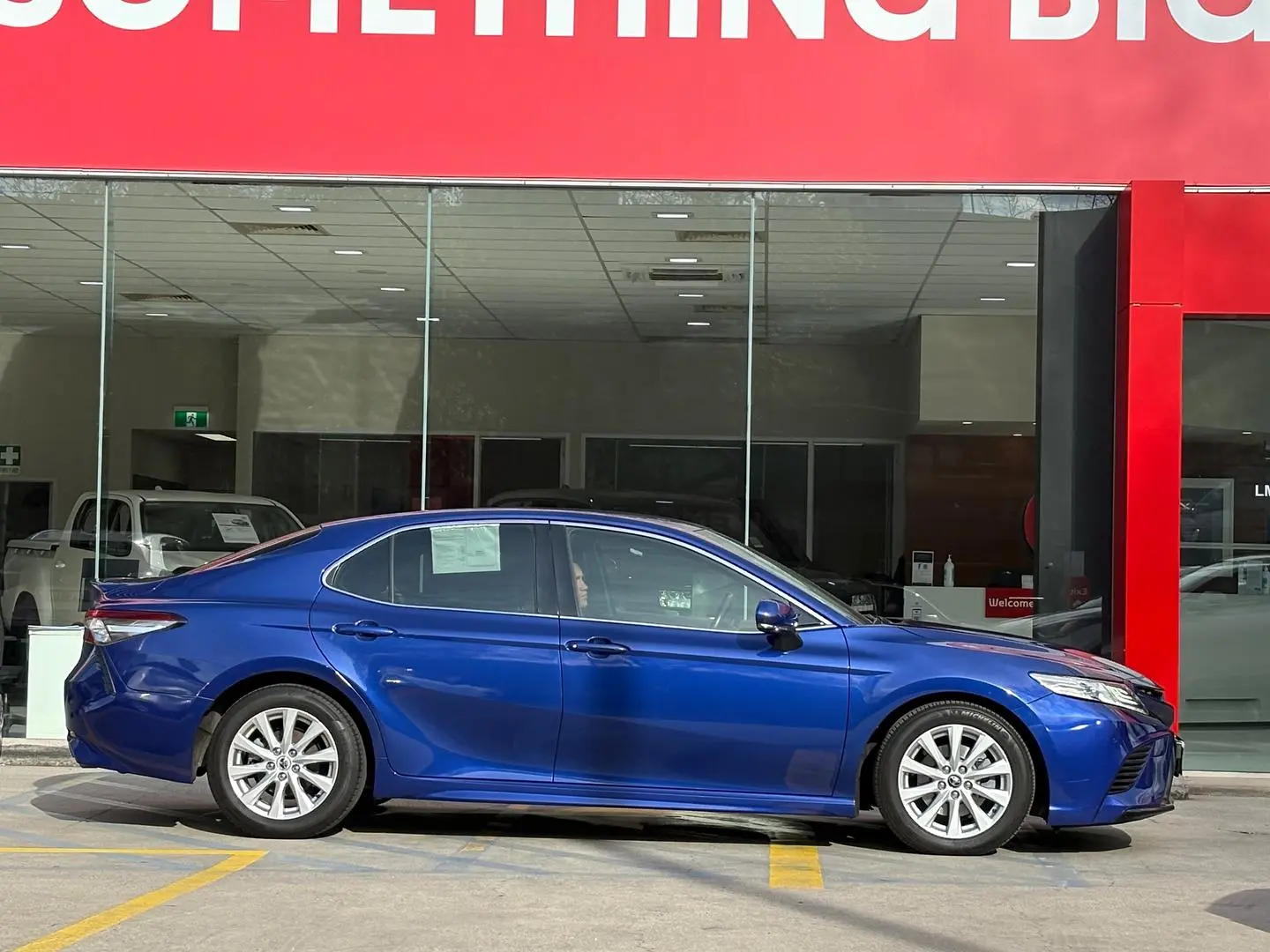 2019 Toyota Camry Gallery Image 2