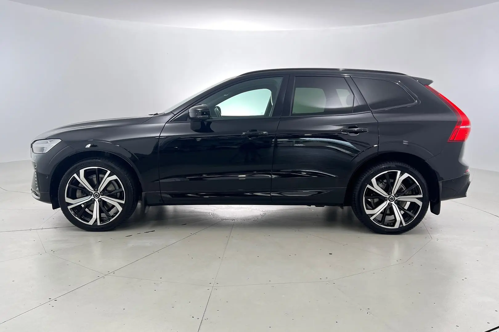 2021 Volvo XC60 Gallery Image 4
