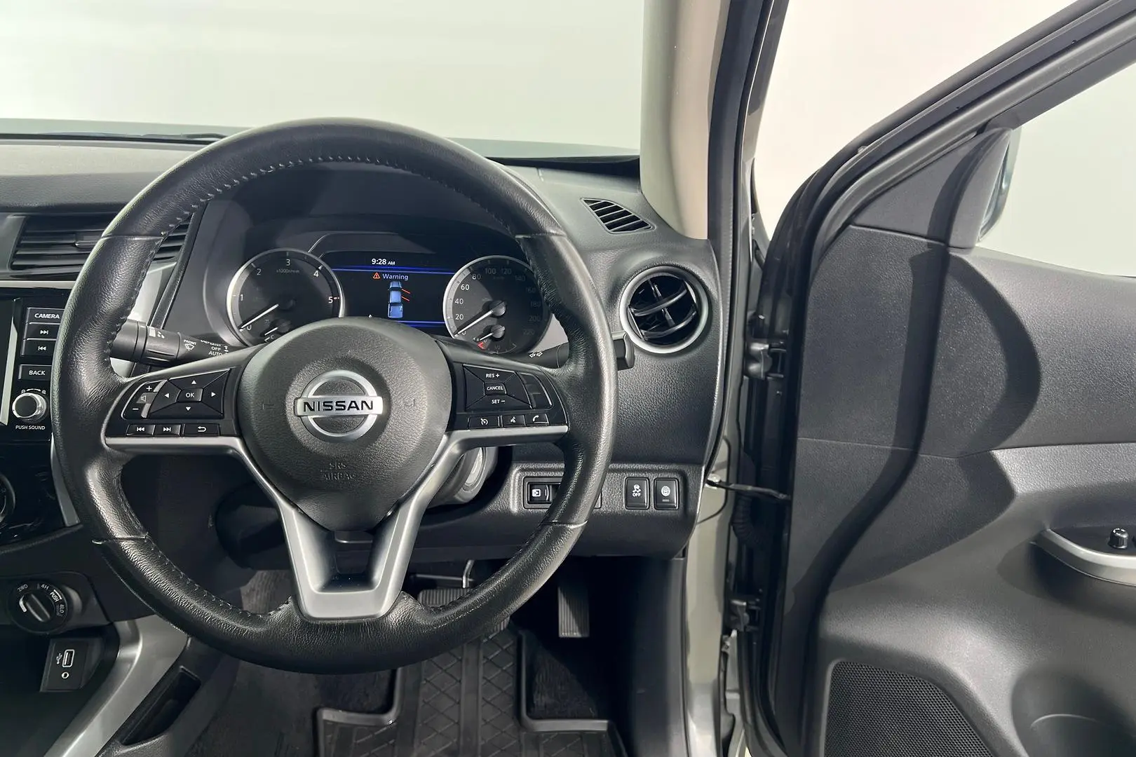 2021 Nissan Navara Gallery Image 12