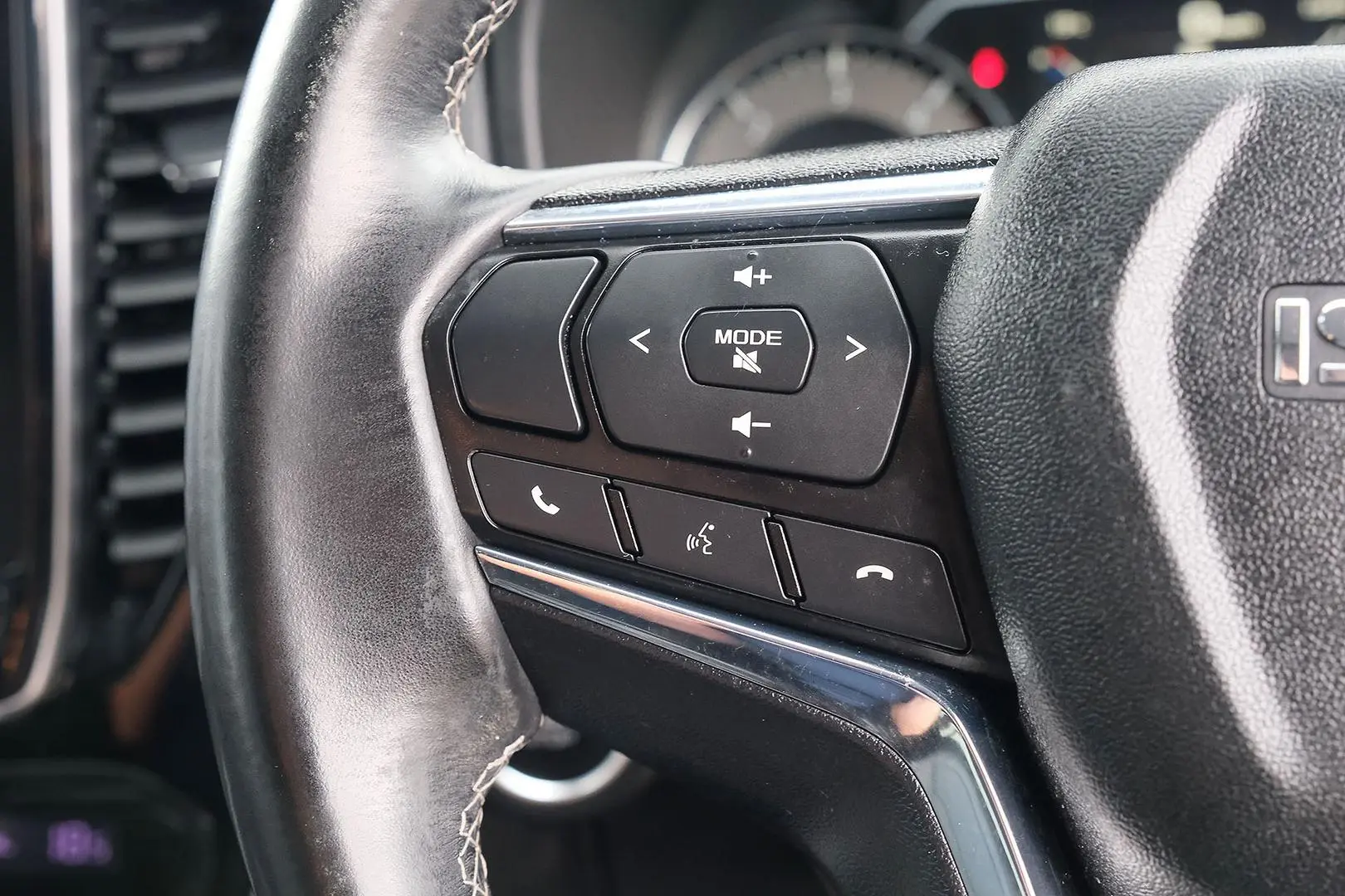 2021 Isuzu MU-X Gallery Image 15