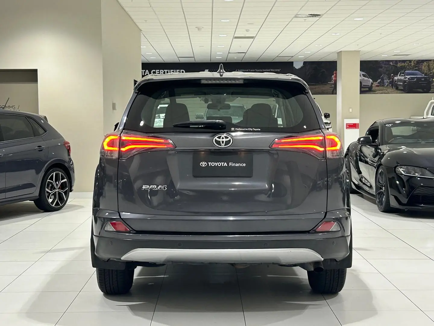 2017 Toyota RAV4 Gallery Image 9