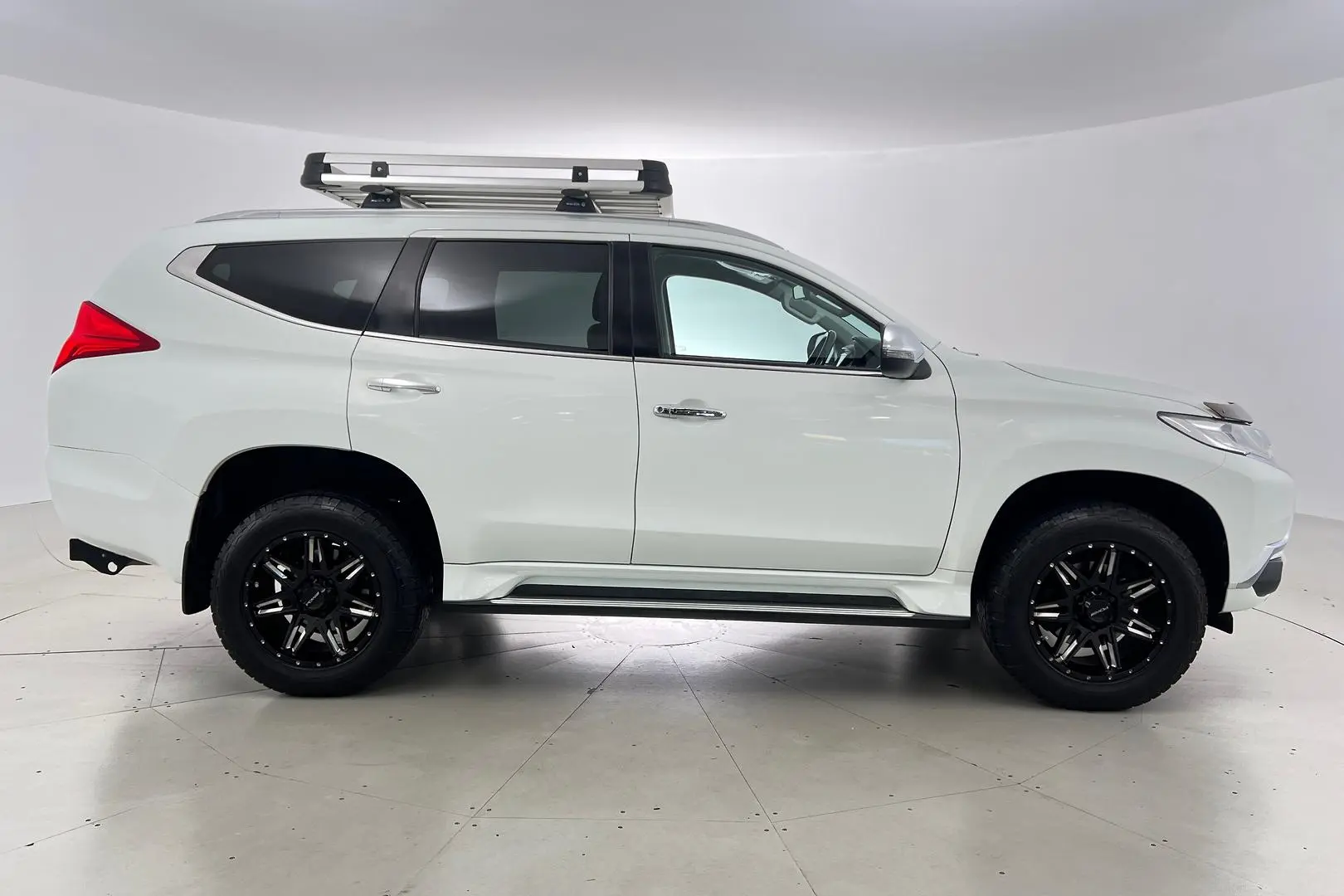 2018 Mitsubishi Pajero Sport Gallery Image 4