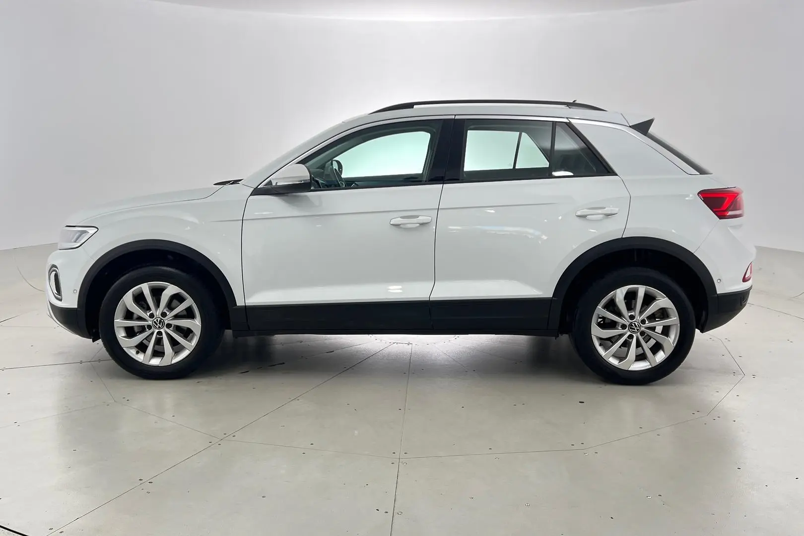 2023 Volkswagen T-Roc Gallery Image 8