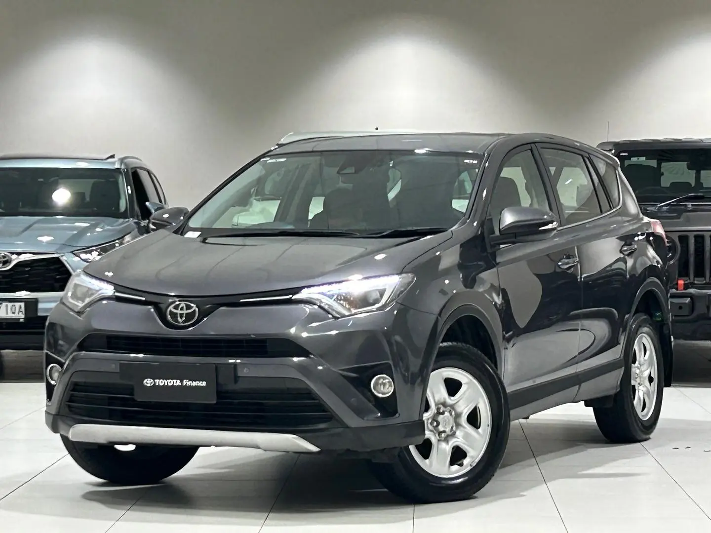 2017 Toyota RAV4 Gallery Image 5
