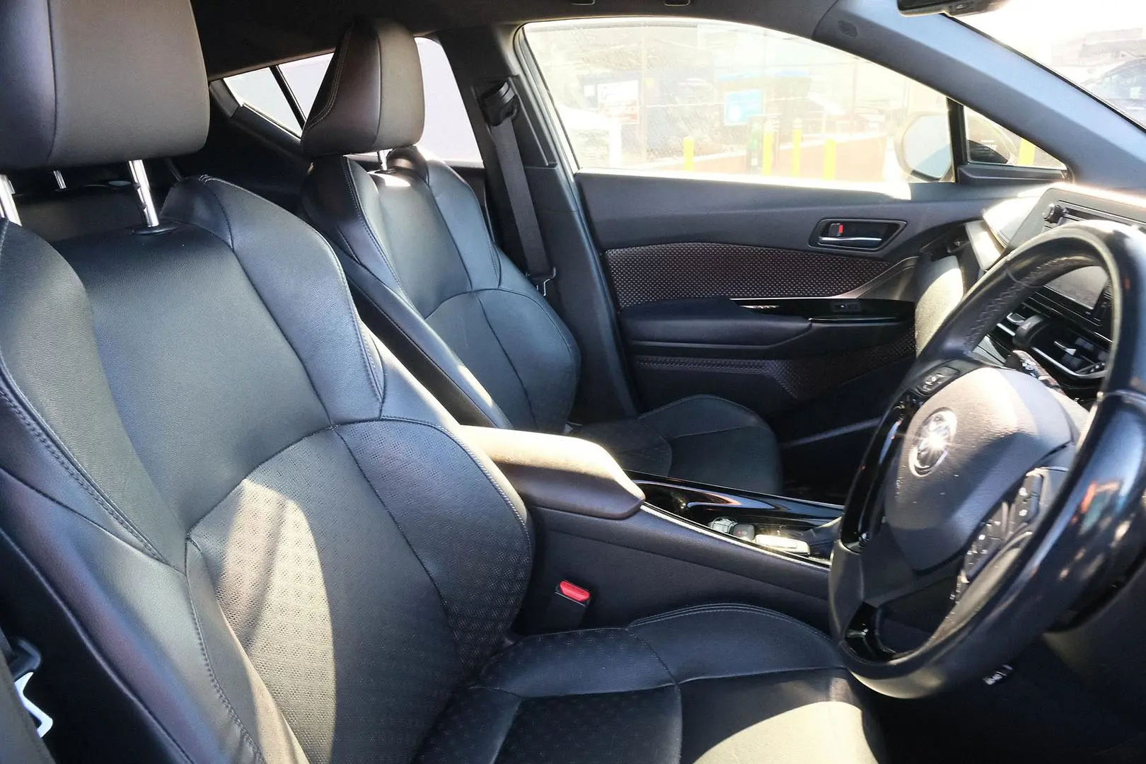 2018 Toyota C-HR Gallery Image 13