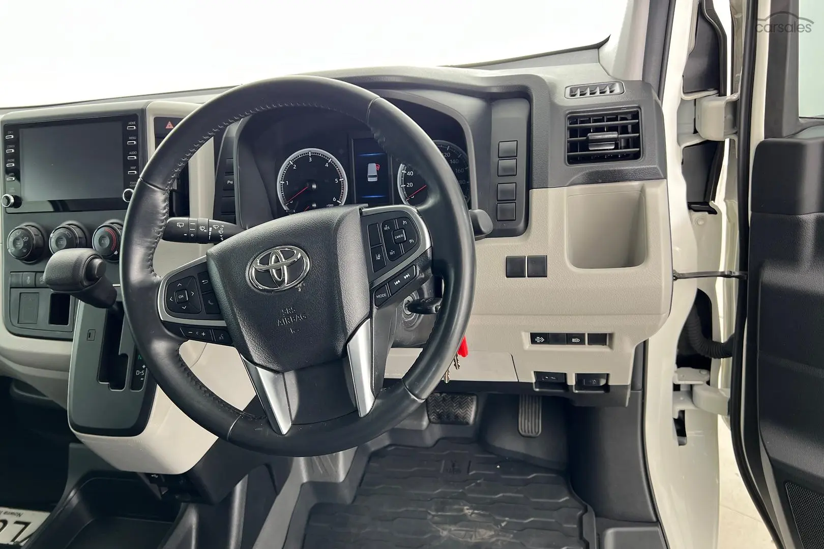 2022 Toyota Hiace Image 17