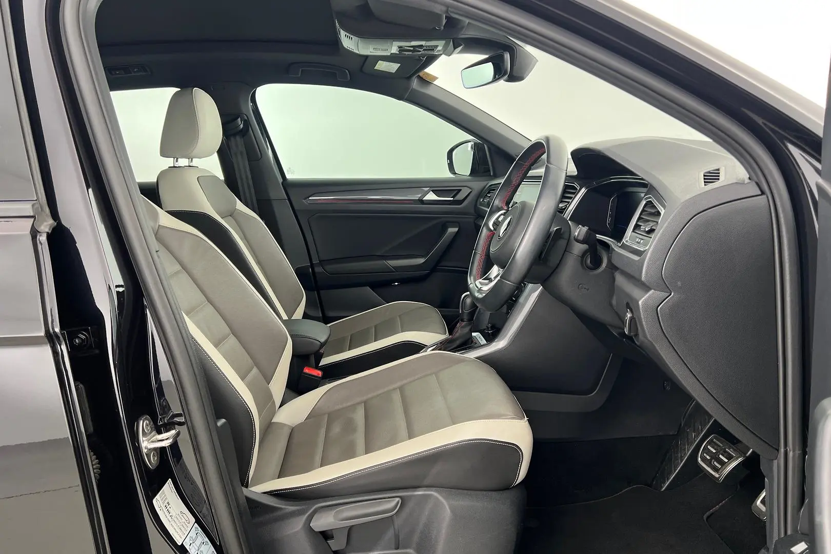 2021 Volkswagen T-Roc Gallery Image 11