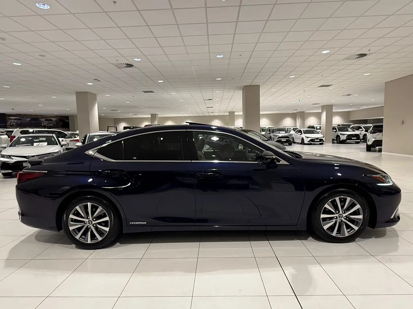 2020 Lexus ES Gallery Image 2