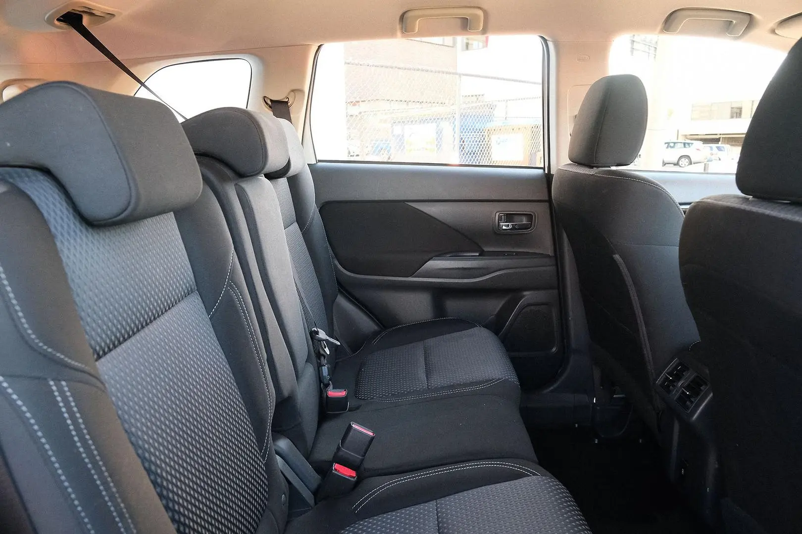 2021 Mitsubishi Outlander Gallery Image 12