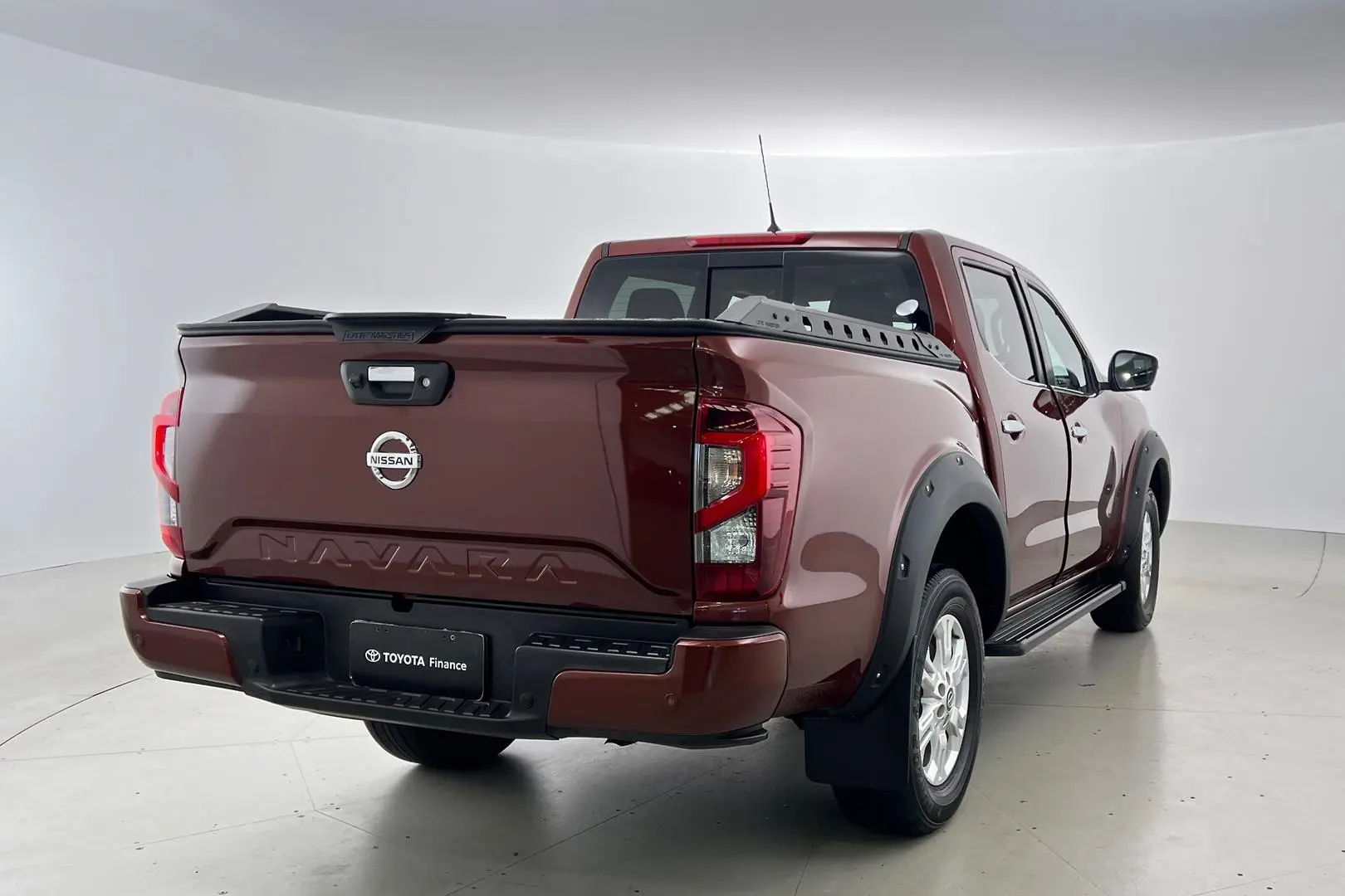 2021 Nissan Navara Gallery Image 4